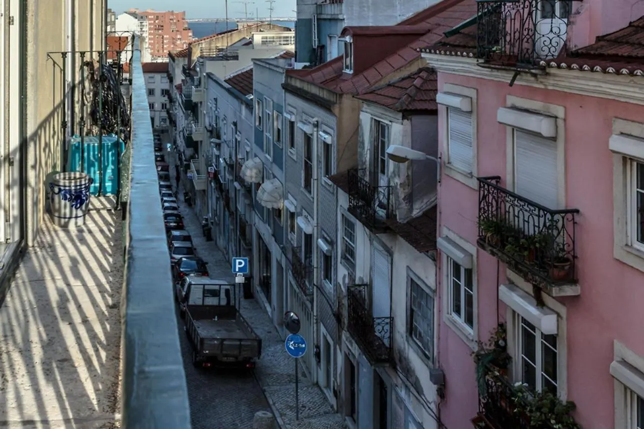 Lovelystay - Sunny Flat W/ Balcony Overseeing Graca And River Lissabon