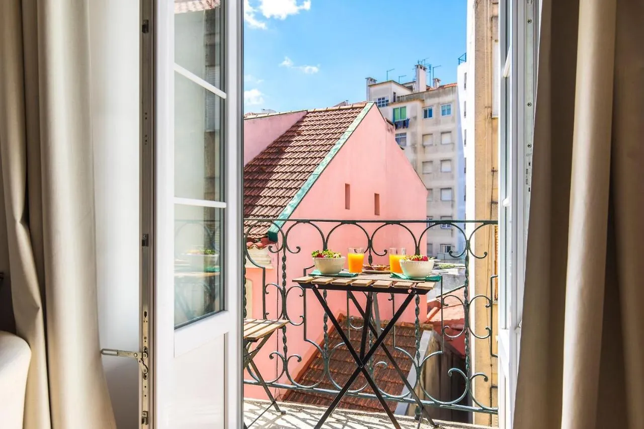 Lovelystay - Sunny Flat W/ Balcony Overseeing Graca And River Lissabon