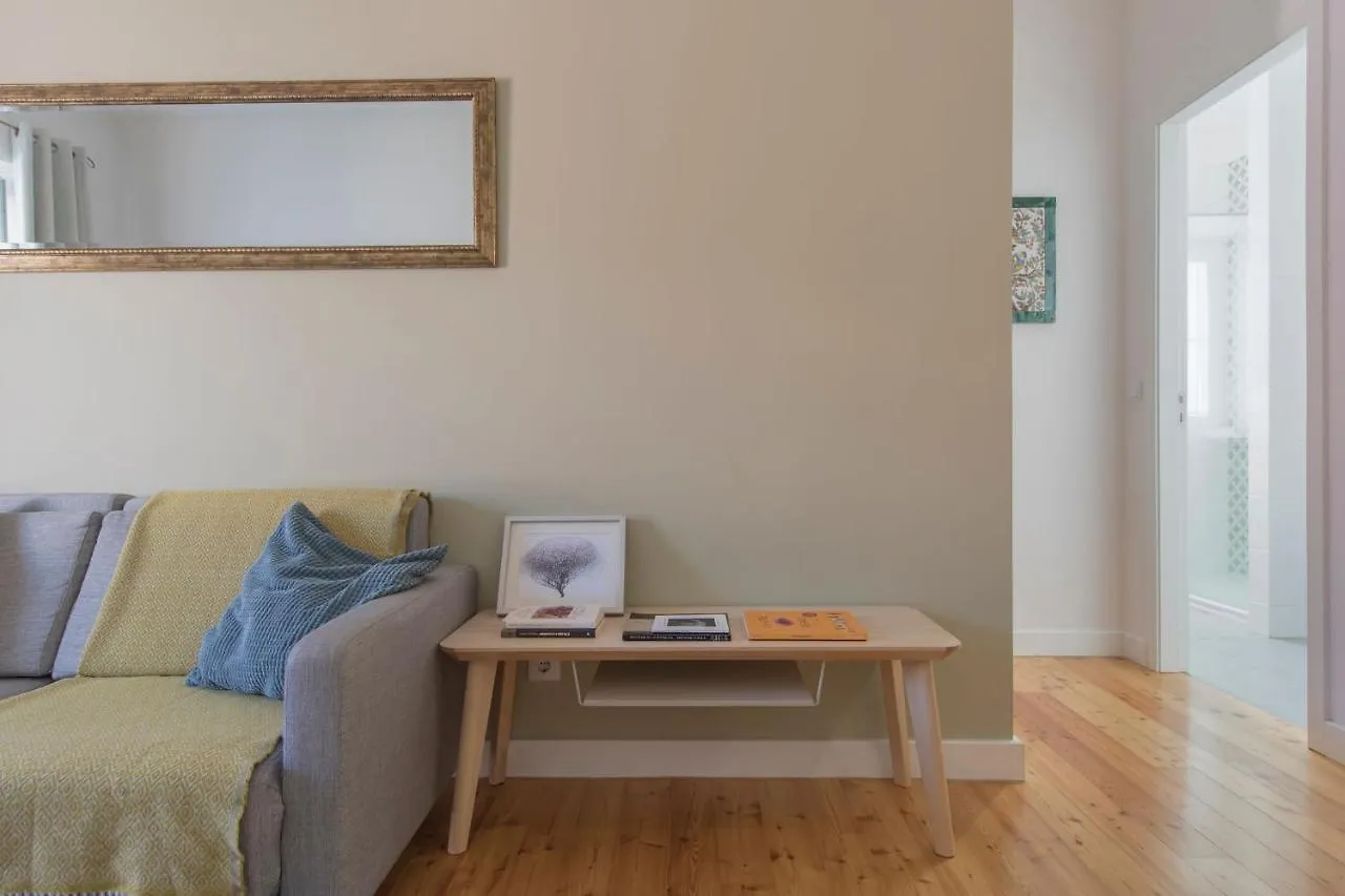 Appartement Lovelystay - Sunny Flat W/ Balcony Overseeing Graca And River Lissabon