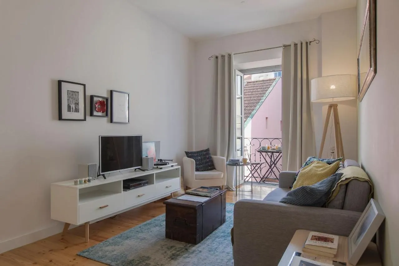 Appartement Lovelystay - Sunny Flat W/ Balcony Overseeing Graca And River Lissabon