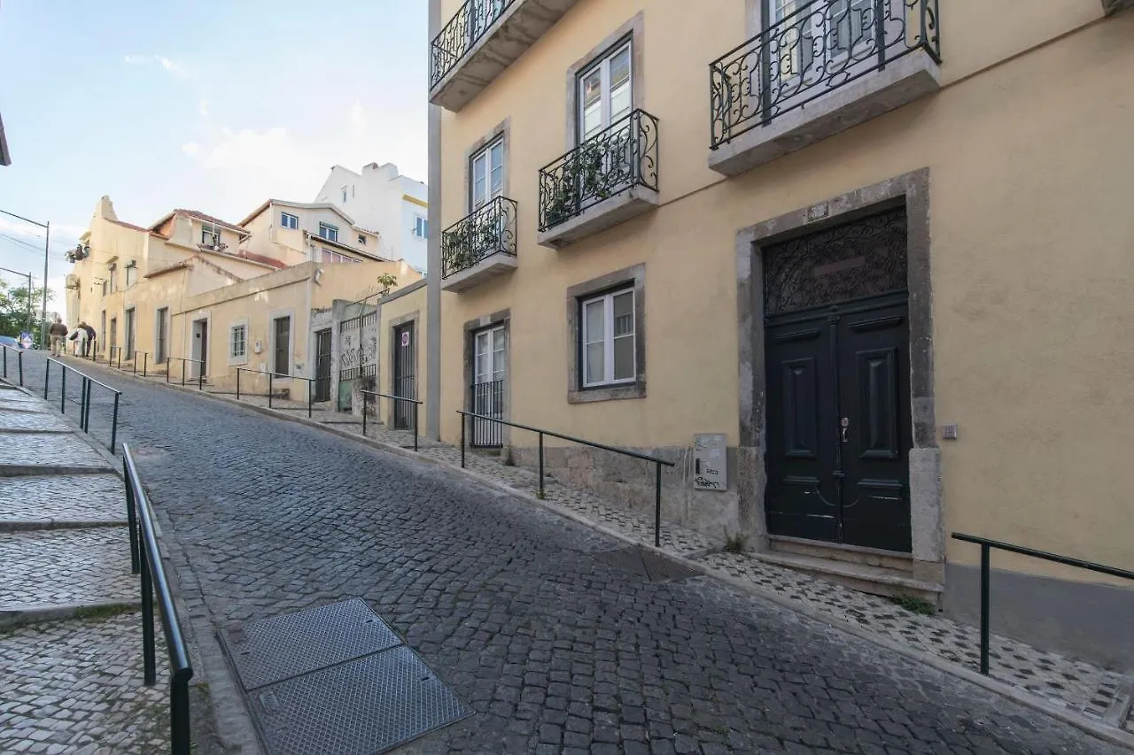 Lovelystay - Sunny Flat W/ Balcony Overseeing Graca And River Lissabon