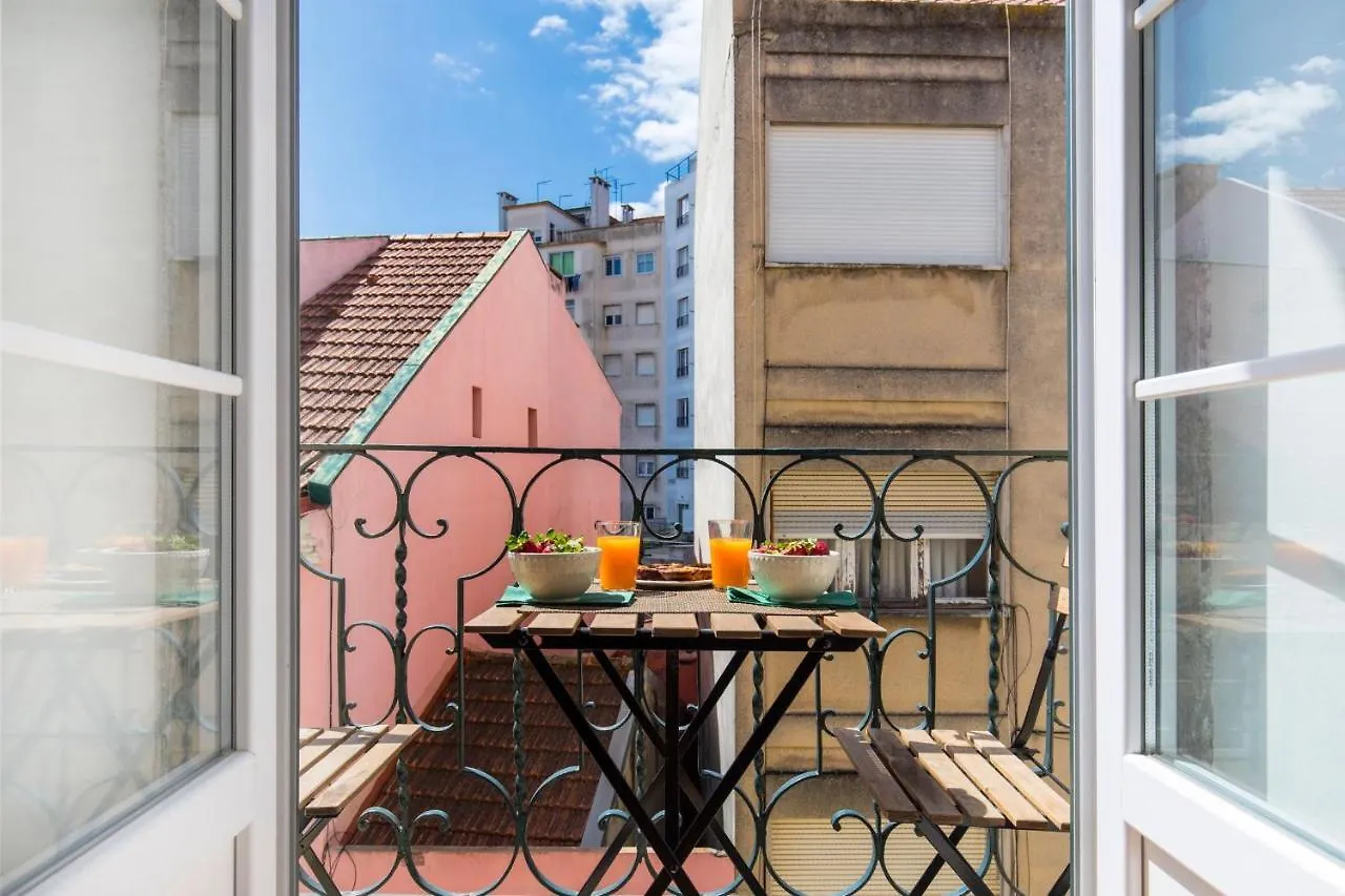 Appartement Lovelystay - Sunny Flat W/ Balcony Overseeing Graca And River Lissabon Portugal