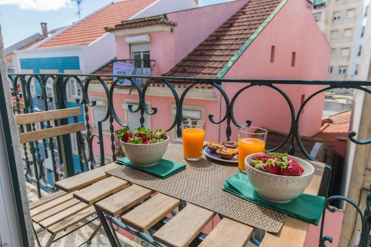 Lovelystay - Sunny Flat W/ Balcony Overseeing Graca And River Lissabon Appartement
