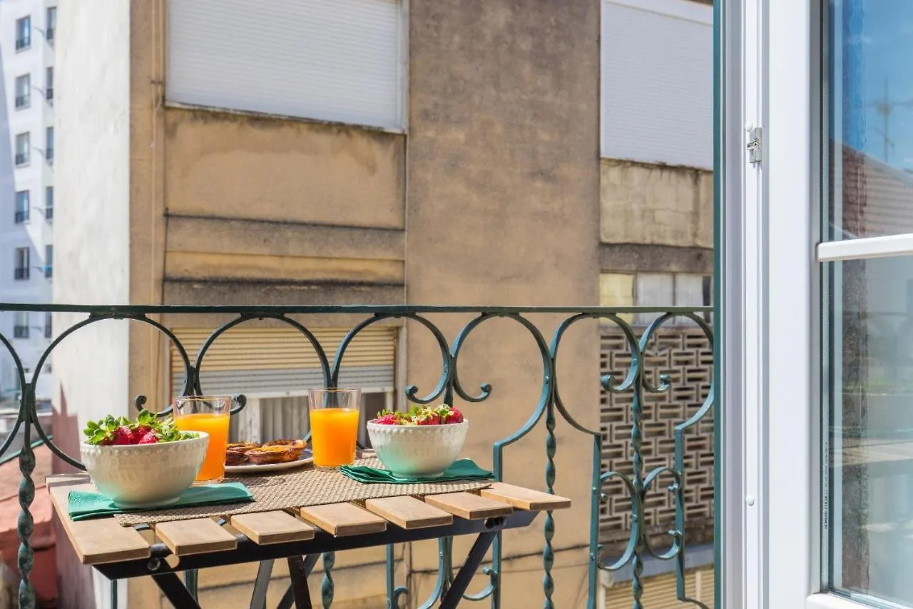 Lovelystay - Sunny Flat W/ Balcony Overseeing Graca And River Lissabon