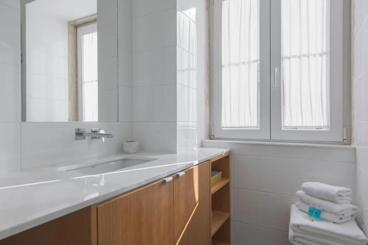 Appartement Lovelystay - Sunny Flat W/ Balcony Overseeing Graca And River Lissabon