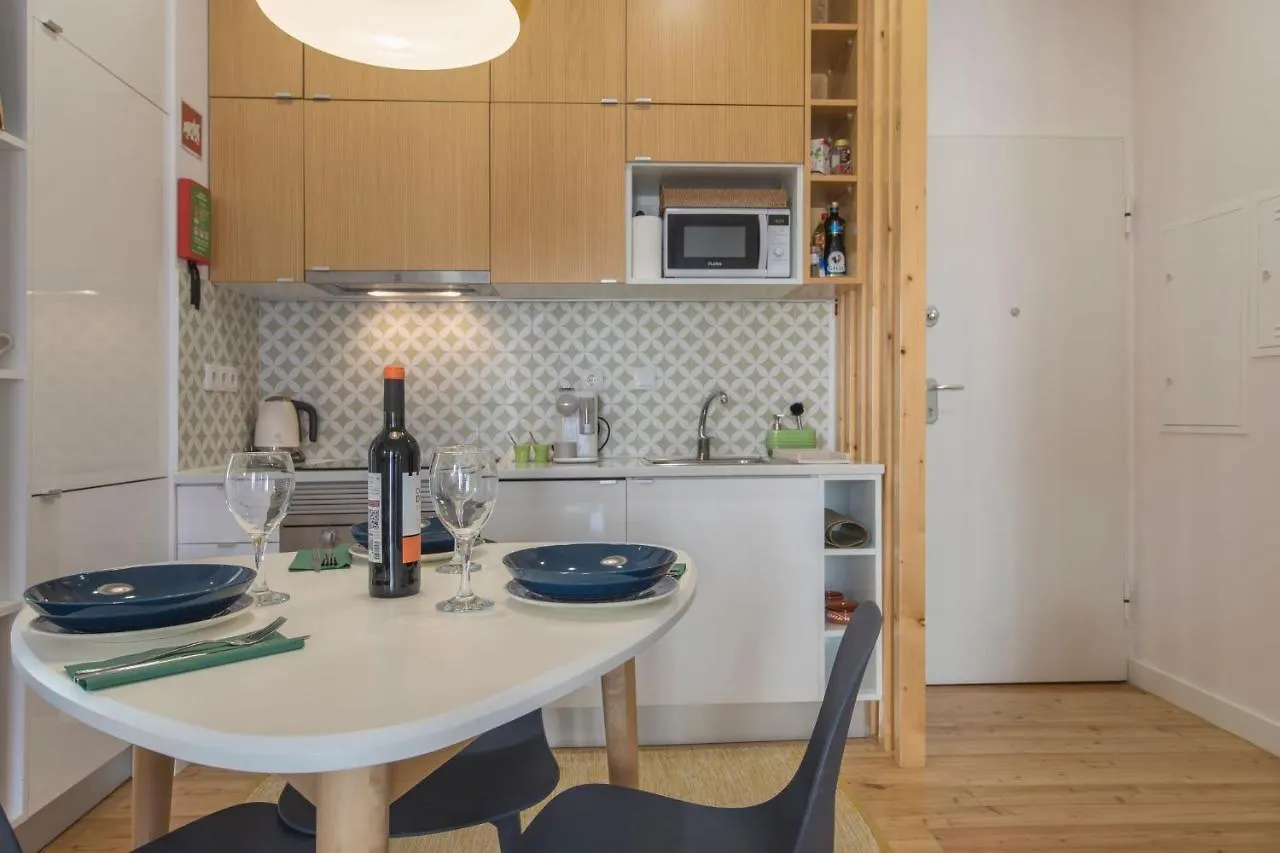Lovelystay - Sunny Flat W/ Balcony Overseeing Graca And River Lisboa