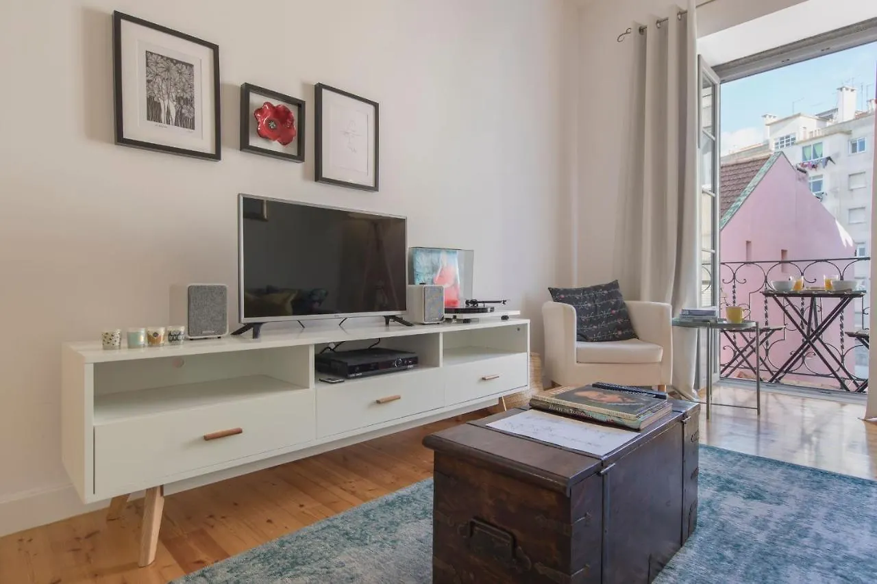 Lovelystay - Sunny Flat W/ Balcony Overseeing Graca And River Lisboa