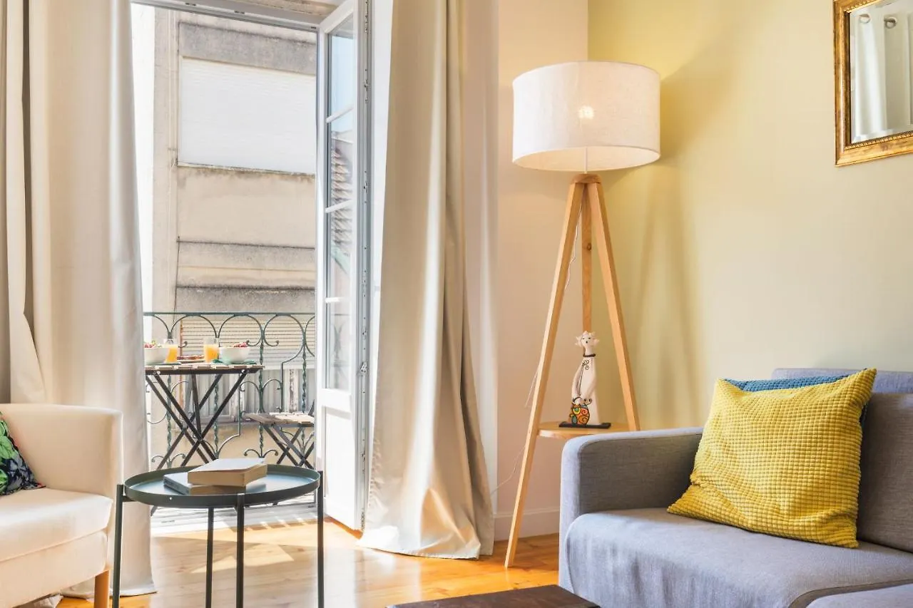 Lovelystay - Sunny Flat W/ Balcony Overseeing Graca And River Lisboa Apartmán